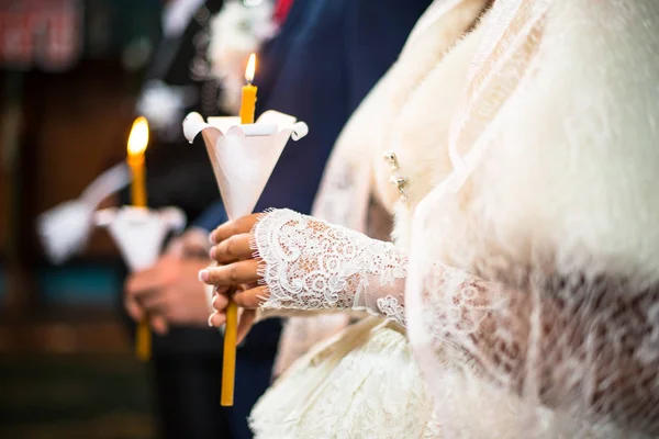 在东正教教堂举行的婚礼 新娘和新郎拿着蜡烛 靠近点 — 图库照片