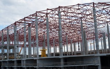 İnşaat alanı. Yeni binanın çerçevesi.