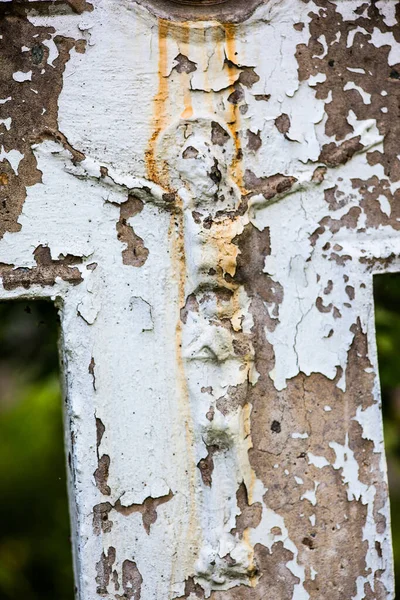 Antigua Lápida Crucifijo Con Superficie Blanqueada Agrietada — Foto de Stock