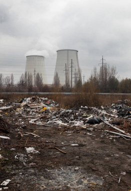 Kyiv (Ukrayna) sanayi santralinin soğutma kuleleri. Ön planda çöp yığını.