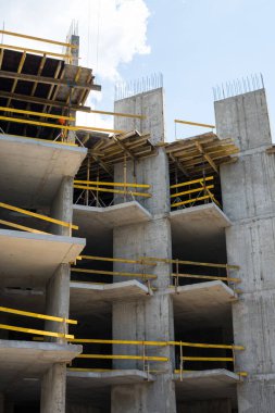 İnşaat alanındaki gelecekteki binanın gri beton iskeleti