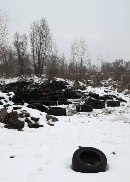 Vieux Pneus Usagés Autres Ordures Dans Neige Sur Décharge Hiver — Photo