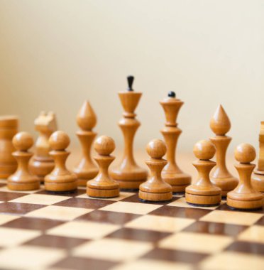 Satranç tahtasındaki beyaz tahta satranç taşları. Oyun için hazır mısın?.