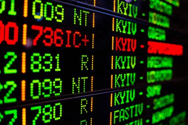 Tren istasyonunda tren tarifeli bilgi panosu.