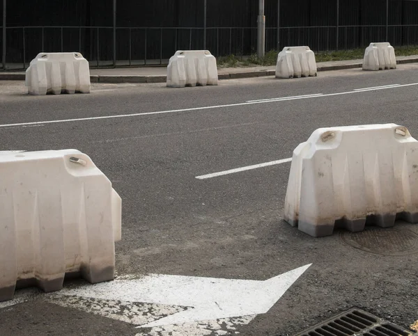 Die Straße Weiße Schutzplanken Entlang Der Straße — Stockfoto