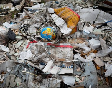 Çöp yığını. Çöp sahasındaki çöpte kırılmış karasal dünya..