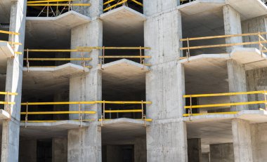İnşaat alanındaki gelecekteki binanın gri beton iskeleti