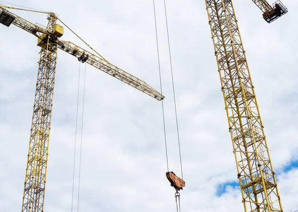 Grues Tour Sur Fond Ciel Nuageux — Photo