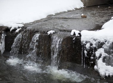Su akıntısı kışın yeraltı tünelinden akıyor. Ukrayna, Kyiv 'deki Lybid nehri..