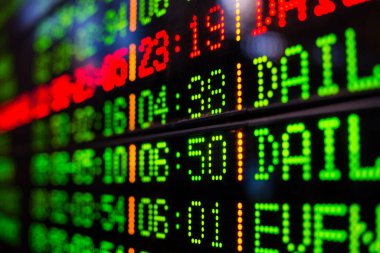 Tren istasyonunda tren tarifeli bilgi panosu.