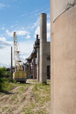 Parlak bir yaz gününde köprü inşaat sitesi. 