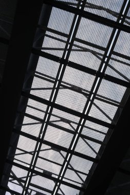 Gri gökyüzü arka planına karşı metal örgü çerçevesi