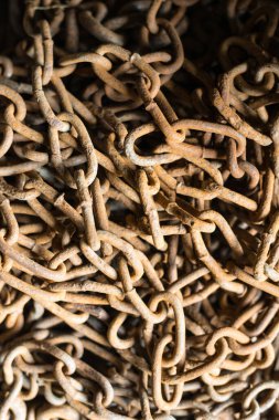 Eski paslı zincirlerin kütlesi. Yakın çekim.