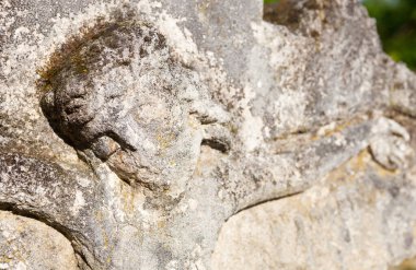 Kiev, Ukrayna yakınındaki Pyrohiv içinde eski haç mezar taşı. Yakın çekim.