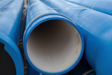 Bir yığın yeni mavi boru (tüpler). Sıvı taşıma. Boru hattı yapımı.