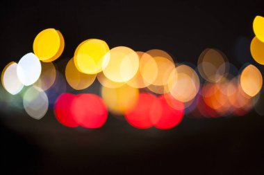 Gece yolu. Soyut renk arkaplanı için bulanık ışıklar.