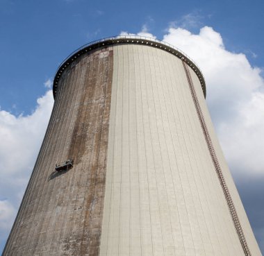 Kyiv 'deki (Ukrayna) kojenerasyon tesisinin soğutma kulesi. Çalışma platformu (vinç beşiği, sepet, atölye vinci, askıya alınmış yüksek platform, gondol yapı platformu) duvarda. Kulenin bakımı.