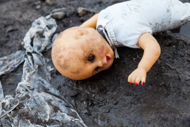 Çöplükte reddedilmiş eski bir oyuncak bebek. Yakın plan..