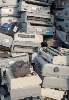 Kyiv, Ukrayna - 20 Nisan 2019: Çöp sahasında nokta matris yazıcıları ve diğer kullanılmayan ekipmanlar yığını.