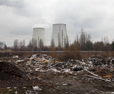 Kyiv (Ukrayna) sanayi santralinin soğutma kuleleri. Ön planda çöp yığını.