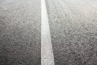 Kırılmamış beyaz yol işaretleri yolda.