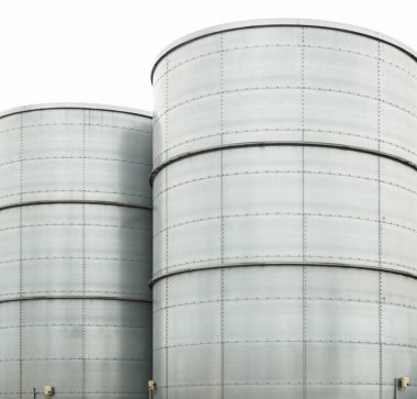 Endüstriyel santralin metal kule siloları (malzeme depolamak için).