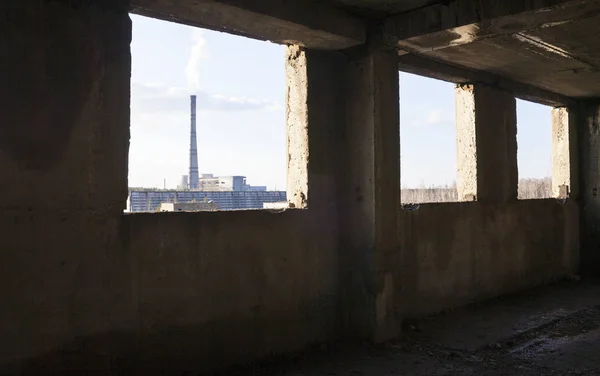 Industrial View Window Opening Abandoned Unfinished Concrete Building Smoke Stack — Stock Photo, Image