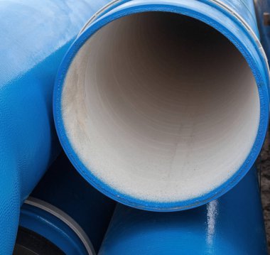 Bir yığın yeni mavi boru (tüpler). Sıvı taşıma. Boru hattı yapımı.