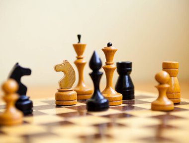 Satranç tahtasındaki siyah beyaz satranç taşları. Satranç oyunu.