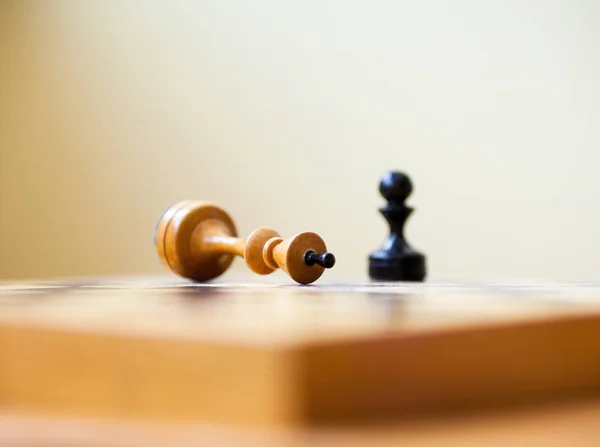 Pěšák Zvítězí Nad Králem Dřevěné Šachové Figurky Šachovnici Šachy — Stock fotografie