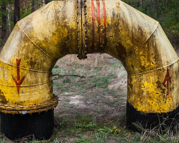 Sarı Kemer Şekilli Boru Şeklinde Sıvı Taşıma Boru Hattı — Stok fotoğraf