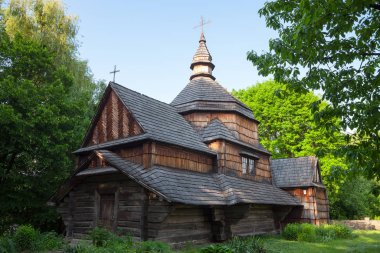 Batı Ukrayna 'dan antik ahşap kilise (XIX yüzyıl) Kyiv yakınlarındaki açık hava Halk Mimarisi Müzesi' nde.