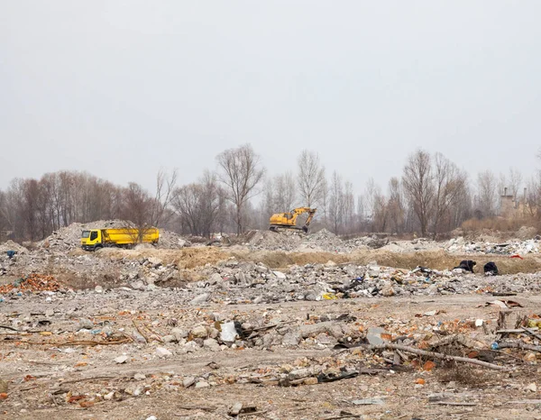 Şehir Çöplüğü Kamyon Kazıcı Uzaktan Çalışıyor — Stok fotoğraf
