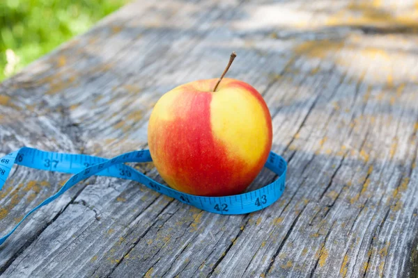 Färskt Moget Äpple Och Måttband Hälsosam Mat Vitamin Fitness Diet — Stockfoto