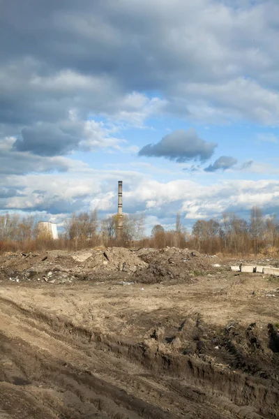 Сміттєзвалище Промисловий Завод Задньому Плані Екологічне Забруднення Колесо Рухається Землі — стокове фото