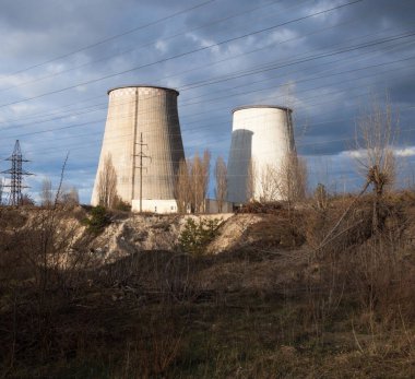 Kyiv 'deki (Ukrayna) kojenerasyon fabrikasının soğutma kuleleri. Sanayi binaları.