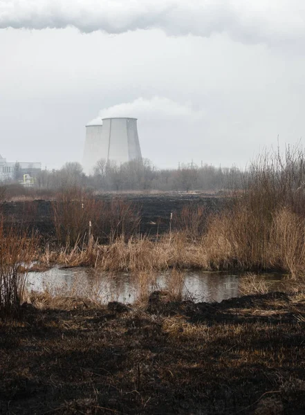 Kühltürme Der Industrieanlage Kiew Ukraine Verbranntes Gras Und Wasser Auf — Stockfoto