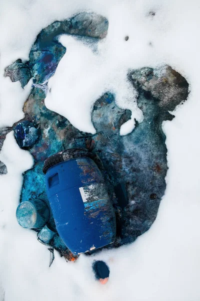 Bote Plástico Otra Basura Nieve Vertedero Invierno Contaminación Ambiental —  Fotos de Stock