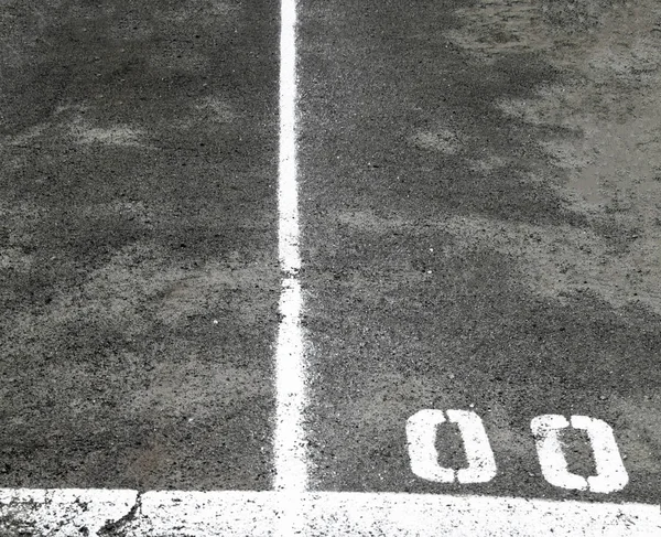 Lignes Marquage Blanches Numéros Sur Surface Asphaltée — Photo