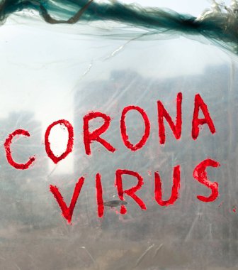 Bir pencerenin politen yüzeyinde Corona Virüsü yazılıydı. Coronavirus (Covid-19) salgını.