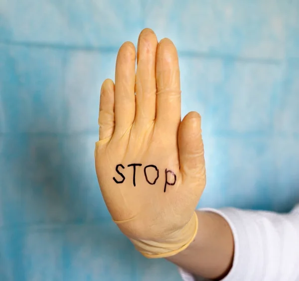 Blijf Staan Tekst Een Medische Handschoen Concept Stoppen Met Het — Stockfoto