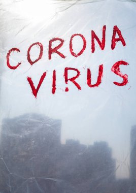 Bir pencerenin politen yüzeyinde Corona Virüsü yazılıydı. Coronavirus (Covid-19) salgını.