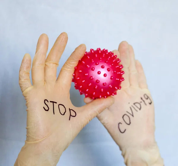 Zastavte Covid Text Lékařských Rukavicích Ruce Držící Model Koronavirových Buněk — Stock fotografie