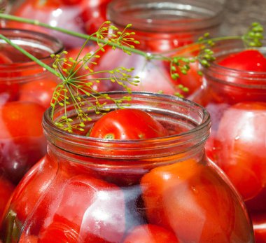 Domatesleri (konserve) turşusu. Domatesli cam kavanozlar. 