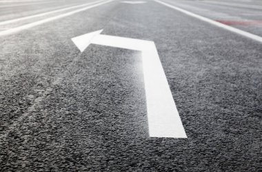 Yoldan beyaz sola dön. Yol işaretleme. 