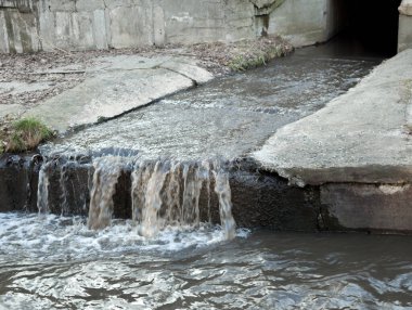Su akıntısı yeraltı tünelinden akıyor. Ukrayna, Kyiv 'deki Lybid nehri..