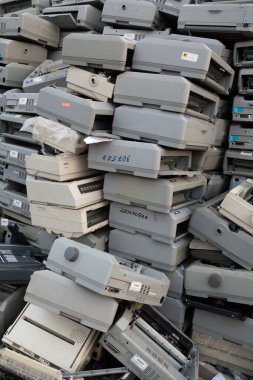 Kyiv, Ukrayna - 20 Nisan 2019: Çöp sahasında nokta matris yazıcıları ve diğer kullanılmayan ekipmanlar yığını.