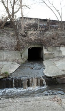 Su akıntısı yeraltı tünelinden akıyor. Ukrayna, Kyiv 'deki Lybid nehri..
