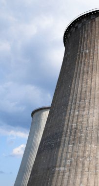 Kyiv 'deki (Ukrayna) kojenerasyon fabrikasının soğutma kuleleri. Sanayi binaları.