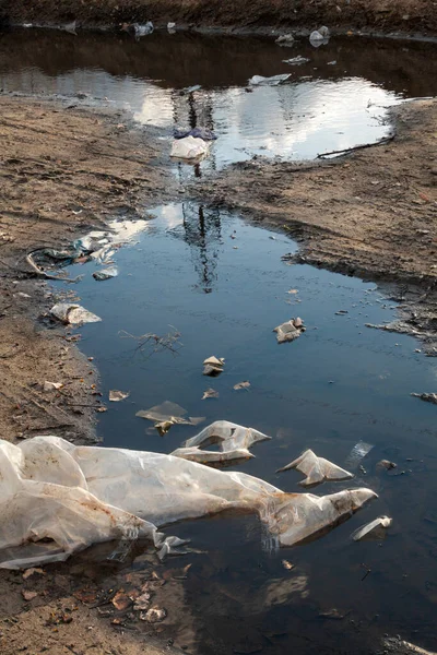 泥泞中的垃圾 泥泞路上的水坑 环境污染 — 图库照片